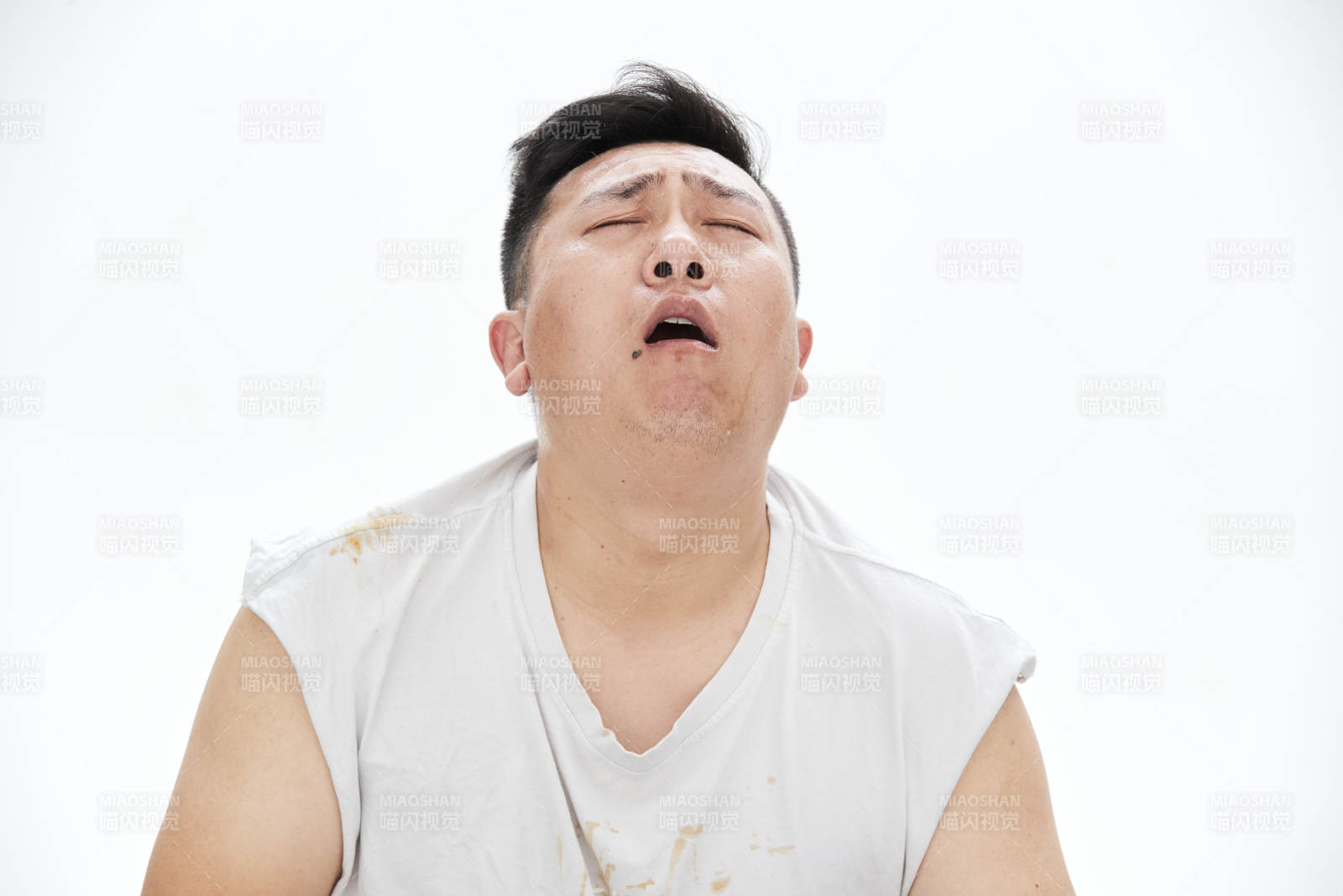 大吃特吃各种食物的肥胖亚洲男子图片