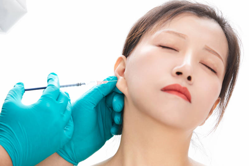 做面部注射整形的亚洲女士图片