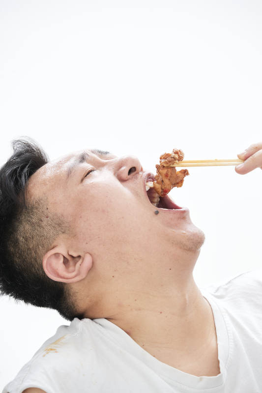 大吃特吃各种食物的肥胖亚洲男子图片