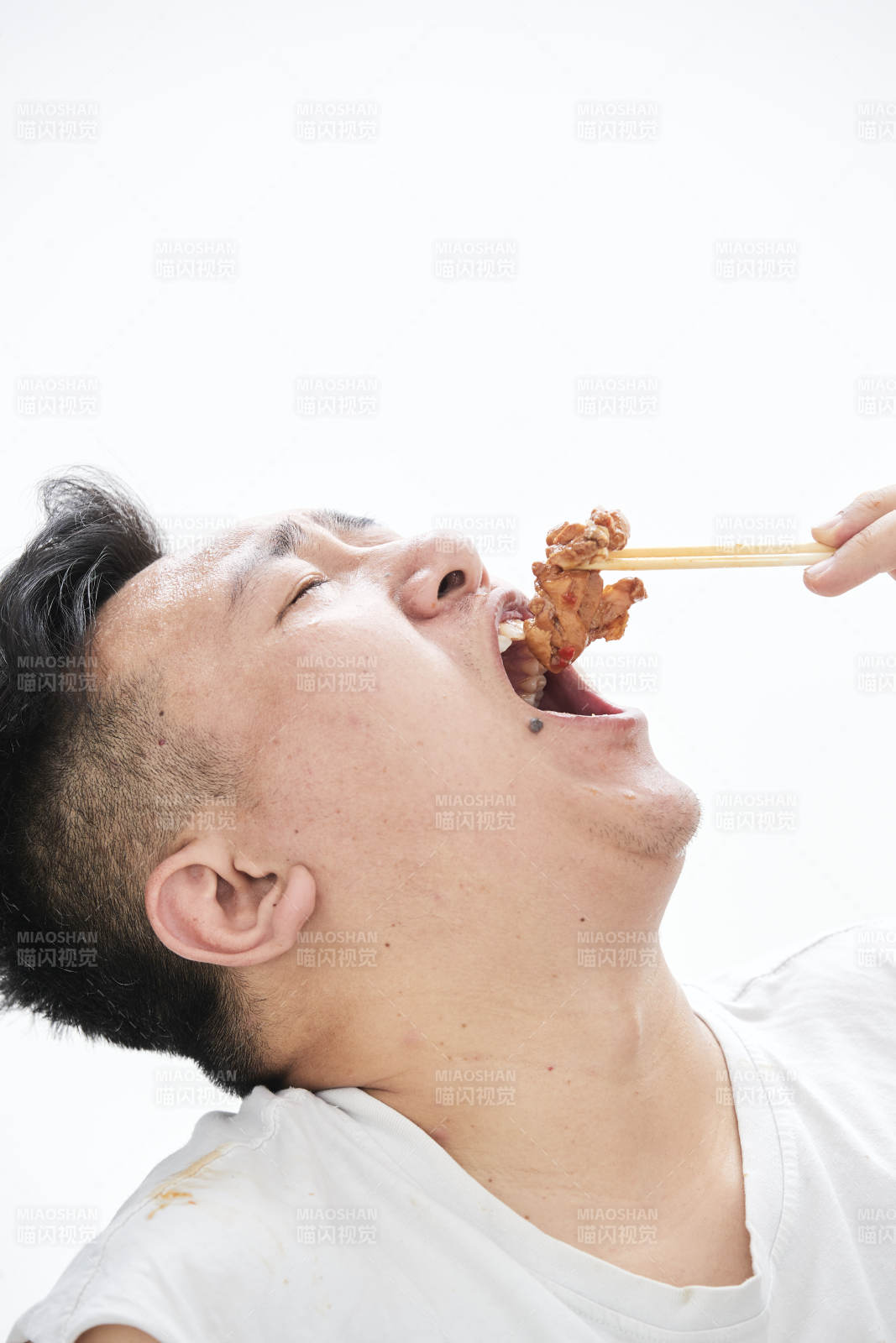 大吃特吃各种食物的肥胖亚洲男子图片