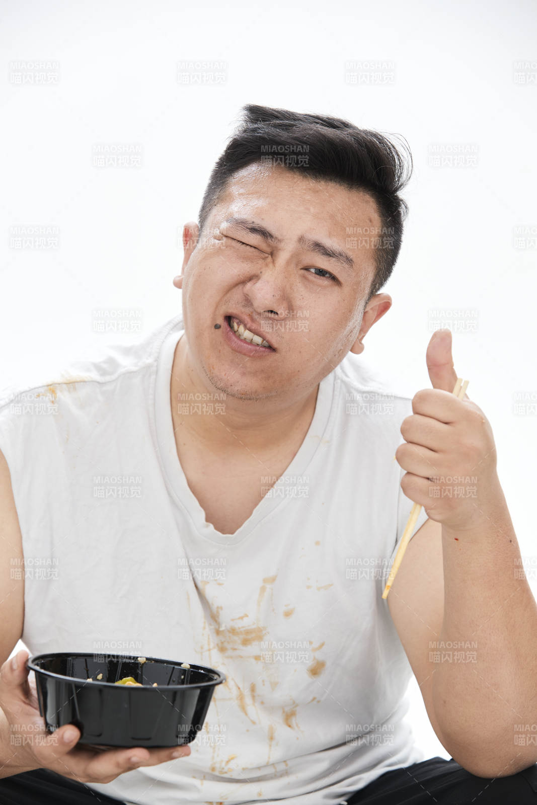 大吃特吃各种食物的肥胖亚洲男子图片