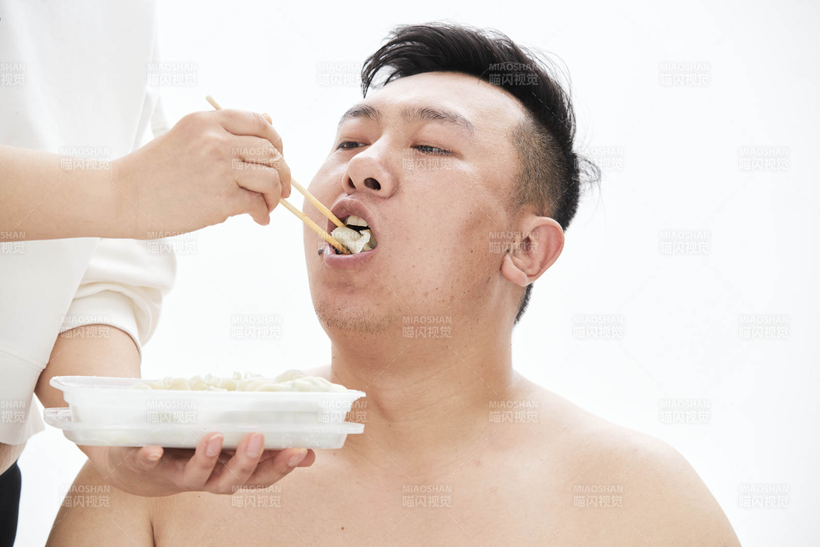 大吃特吃各种食物的肥胖亚洲男子图片
