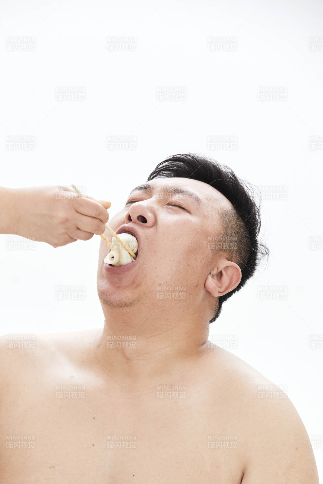 大吃特吃各种食物的肥胖亚洲男子图片