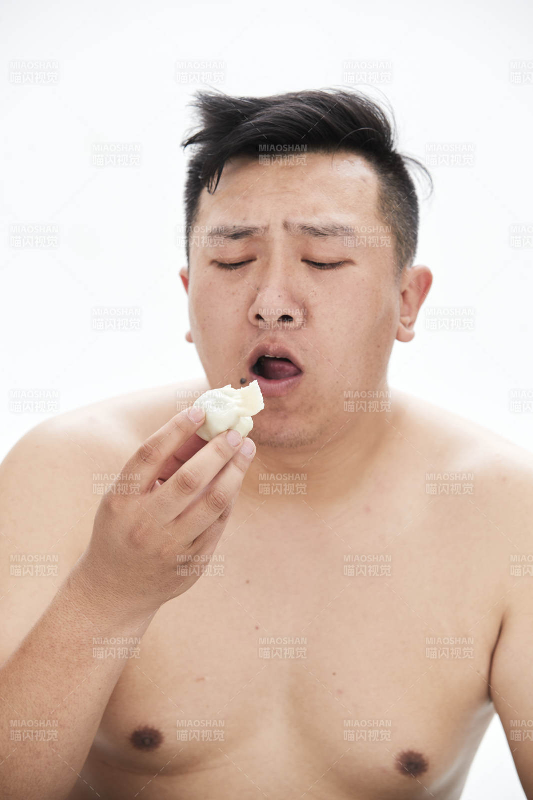 大吃特吃各种食物的肥胖亚洲男子图片