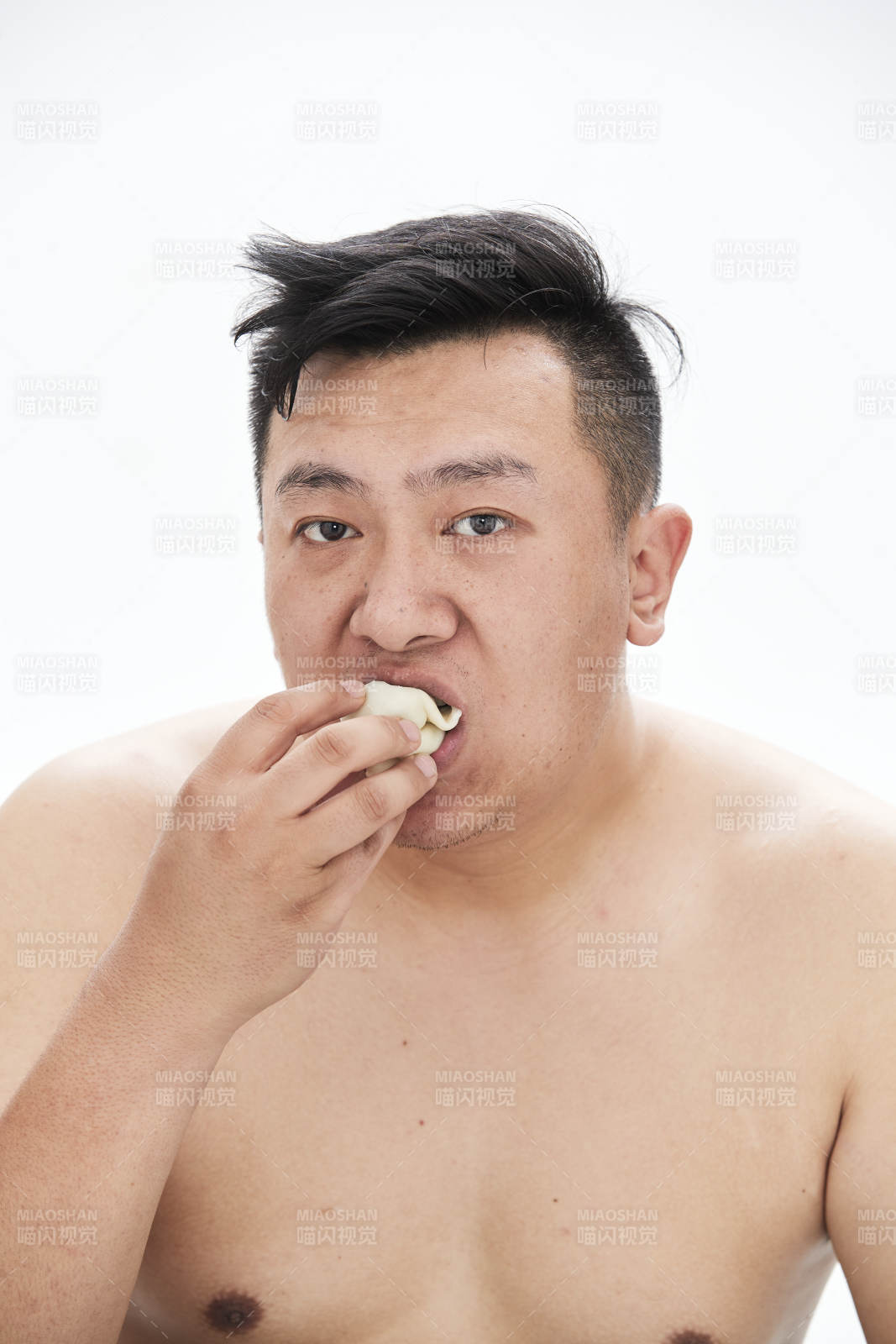 大吃特吃各种食物的肥胖亚洲男子图片