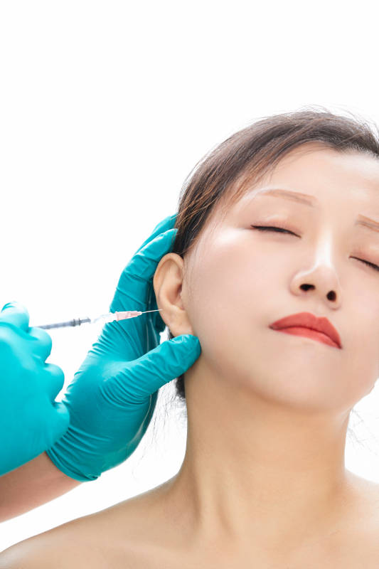 做面部注射整形的亚洲女士图片