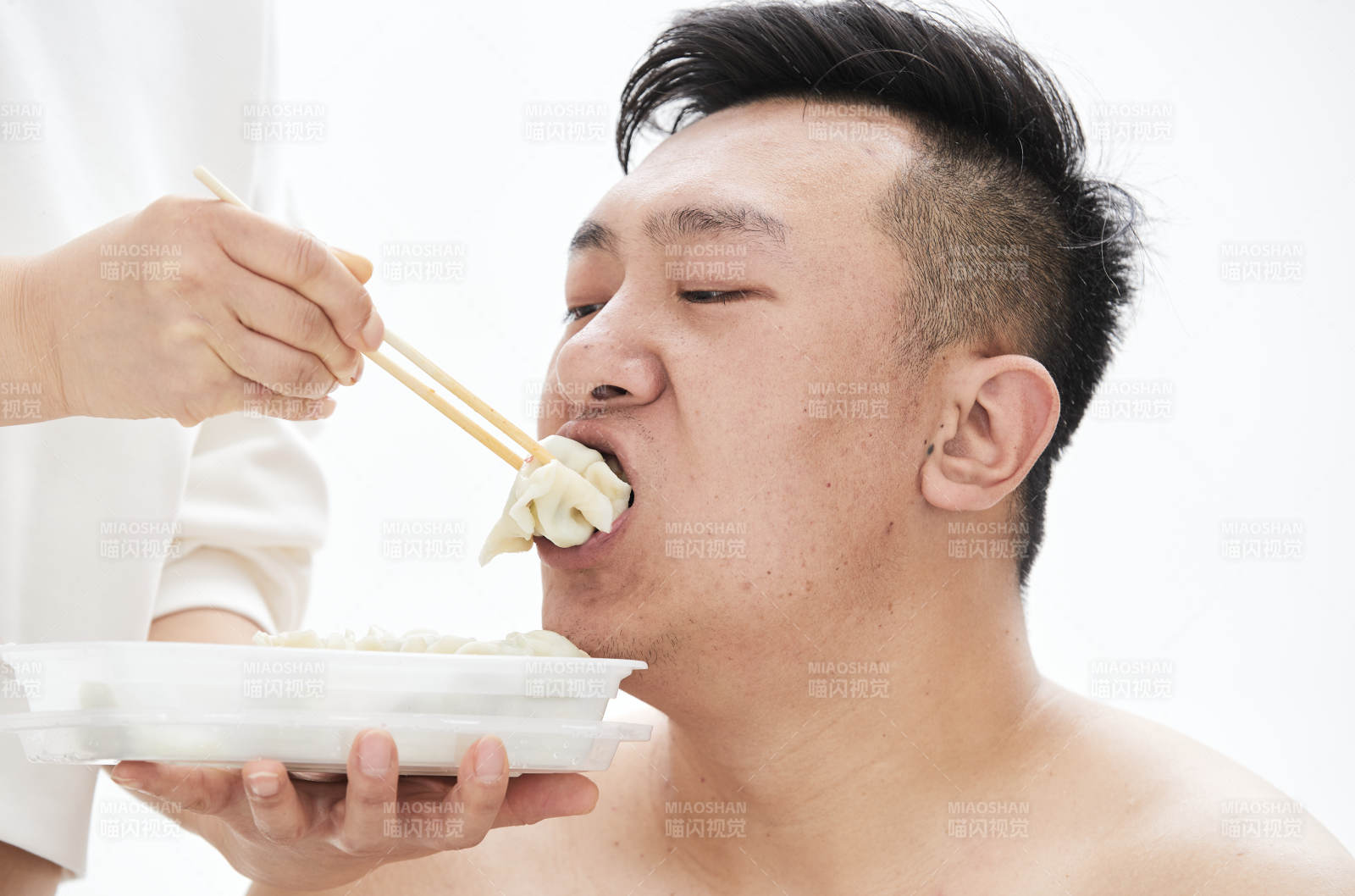 大吃特吃各种食物的肥胖亚洲男子图片