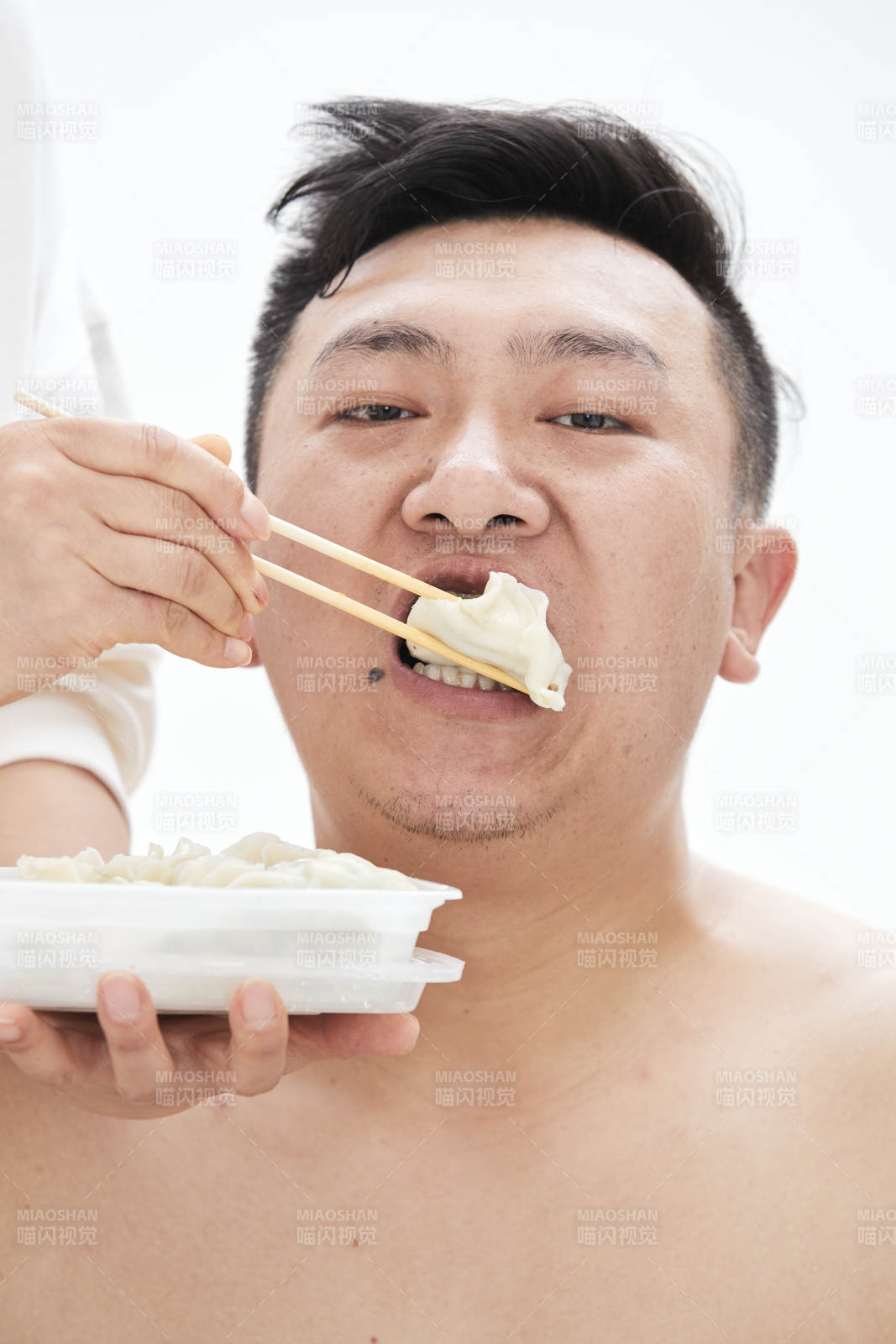 大吃特吃各种食物的肥胖亚洲男子图片