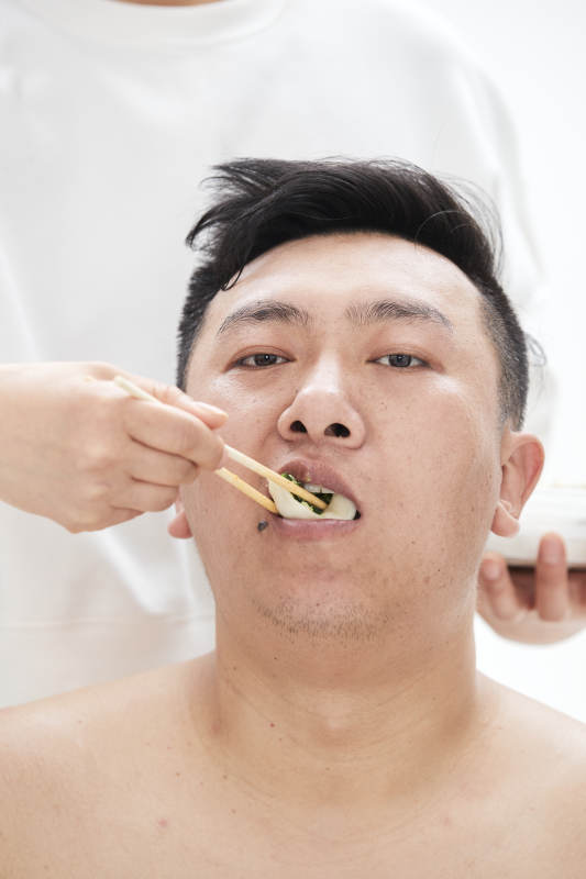 大吃特吃各种食物的肥胖亚洲男子图片