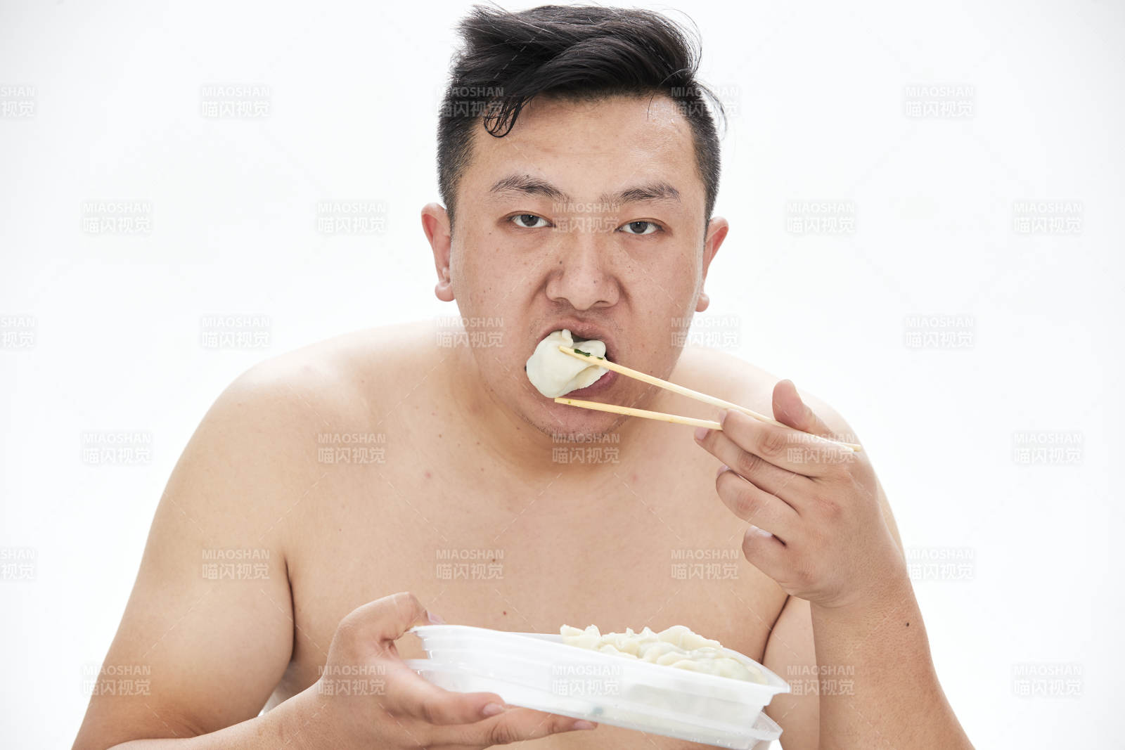 大吃特吃各种食物的肥胖亚洲男子图片