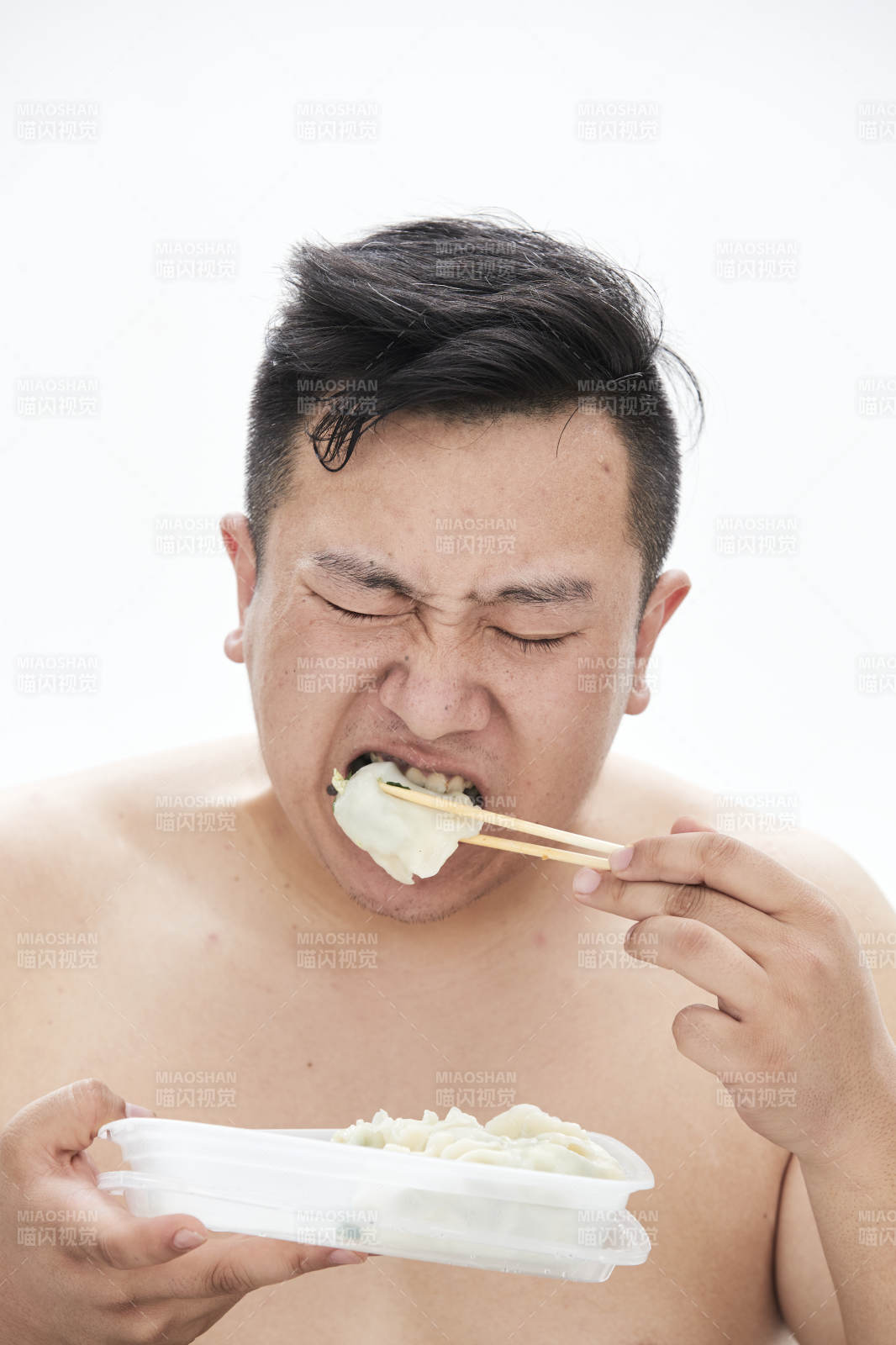 大吃特吃各种食物的肥胖亚洲男子图片