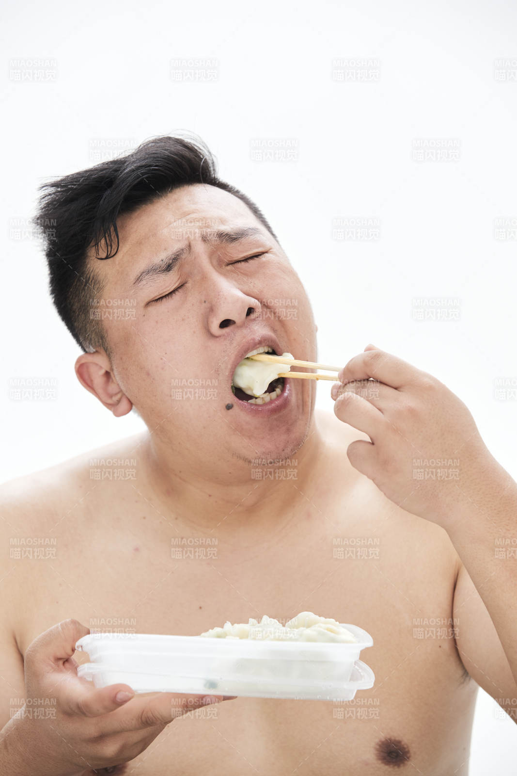 大吃特吃各种食物的肥胖亚洲男子图片