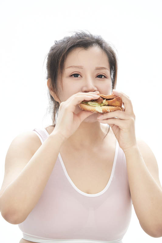因暴饮暴食导致身材走样的亚洲女士图片