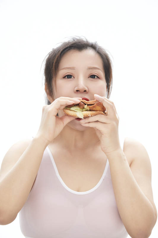 因暴饮暴食导致身材走样的亚洲女士图片