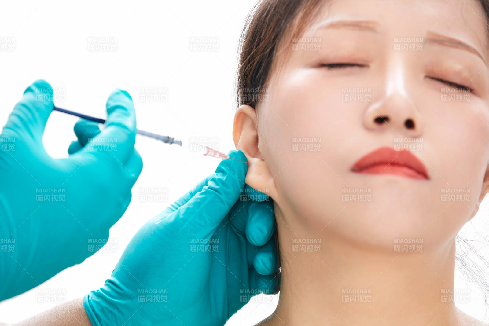 做面部注射整形的亚洲女士图片