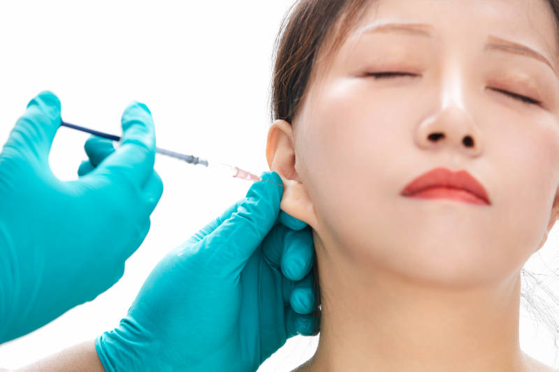 做面部注射整形的亚洲女士图片