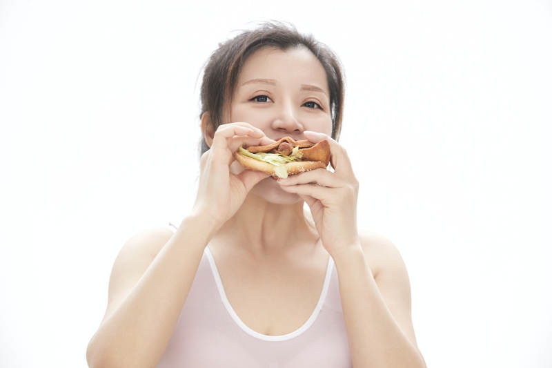 因暴饮暴食导致身材走样的亚洲女士图片