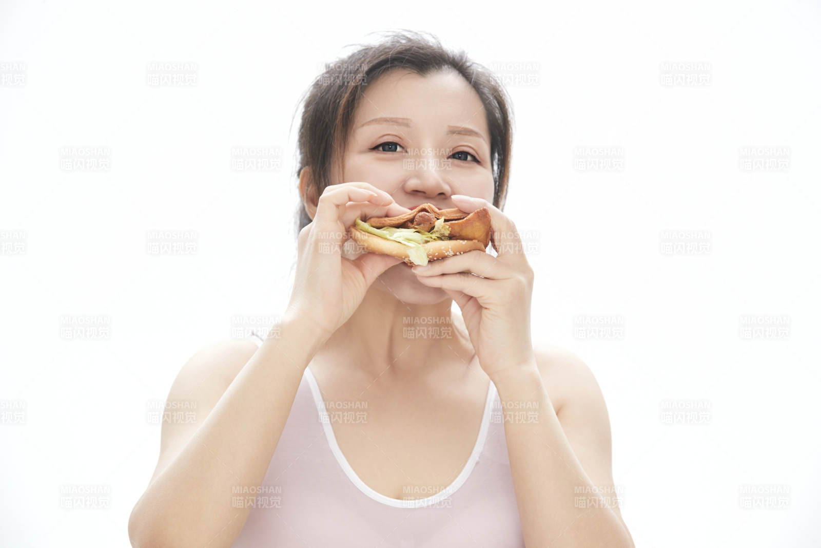 因暴饮暴食导致身材走样的亚洲女士图片