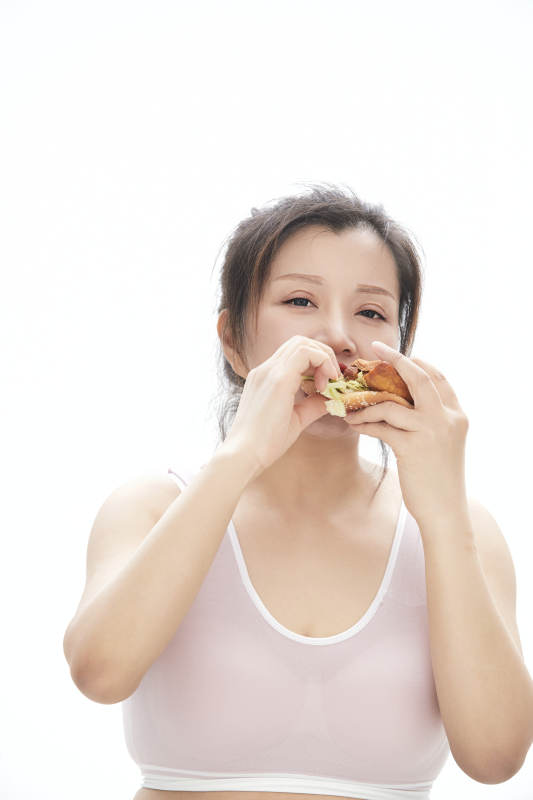 因暴饮暴食导致身材走样的亚洲女士图片