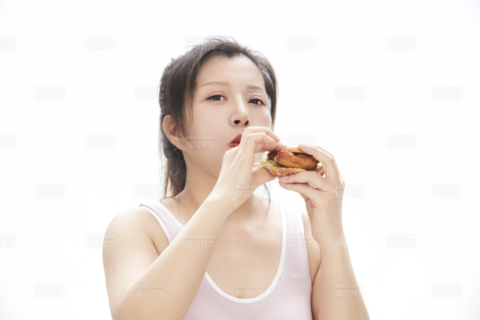 因暴饮暴食导致身材走样的亚洲女士图片