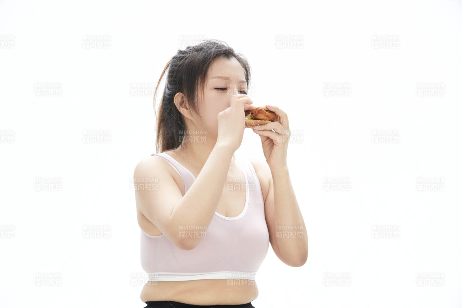 因暴饮暴食导致身材走样的亚洲女士图片
