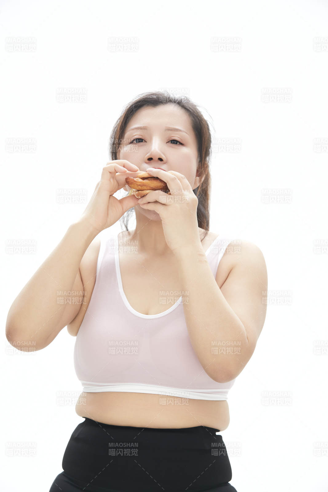 因暴饮暴食导致身材走样的亚洲女士图片