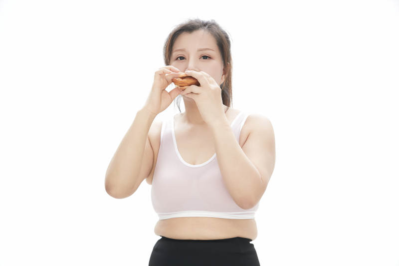 因暴饮暴食导致身材走样的亚洲女士图片