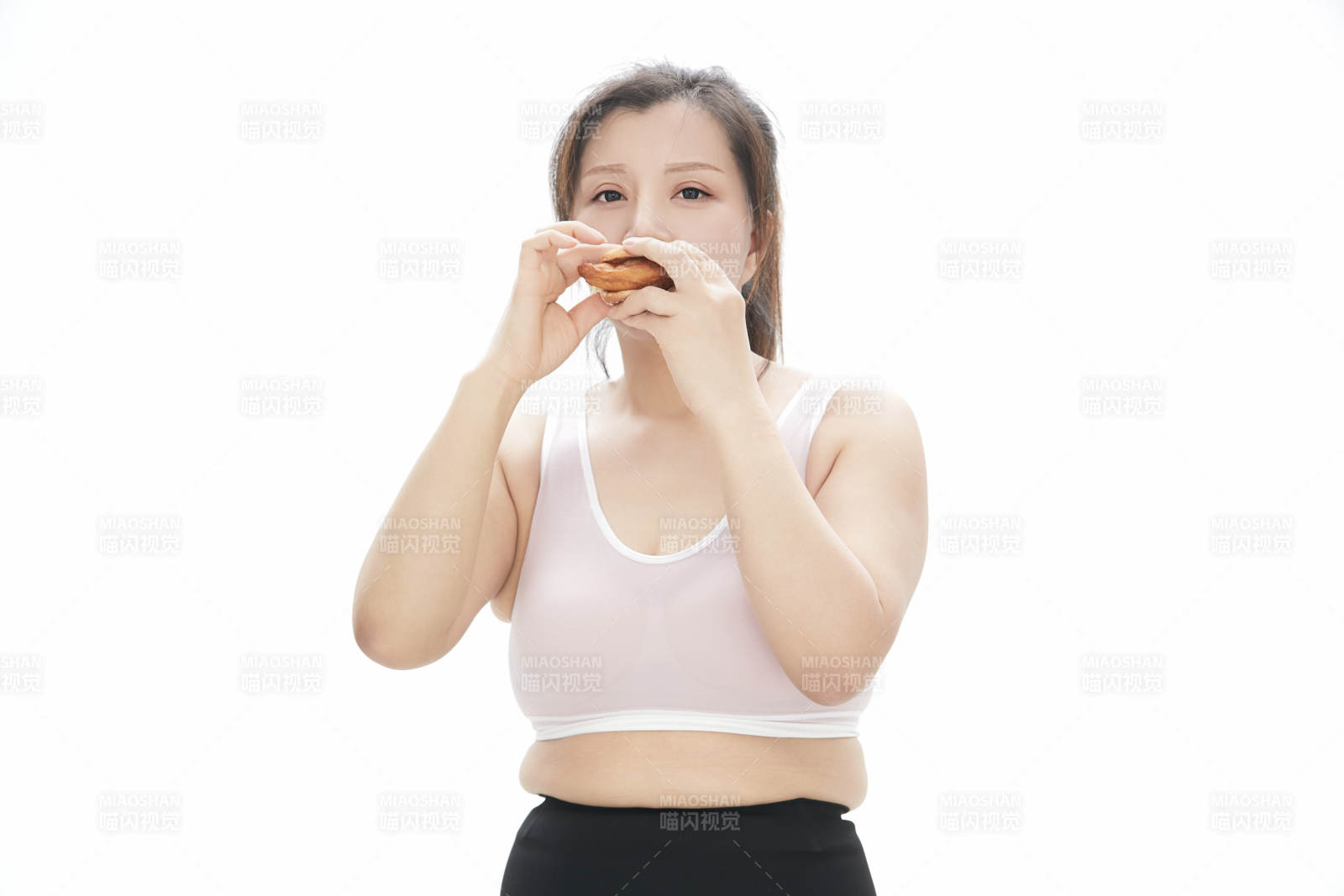 因暴饮暴食导致身材走样的亚洲女士图片