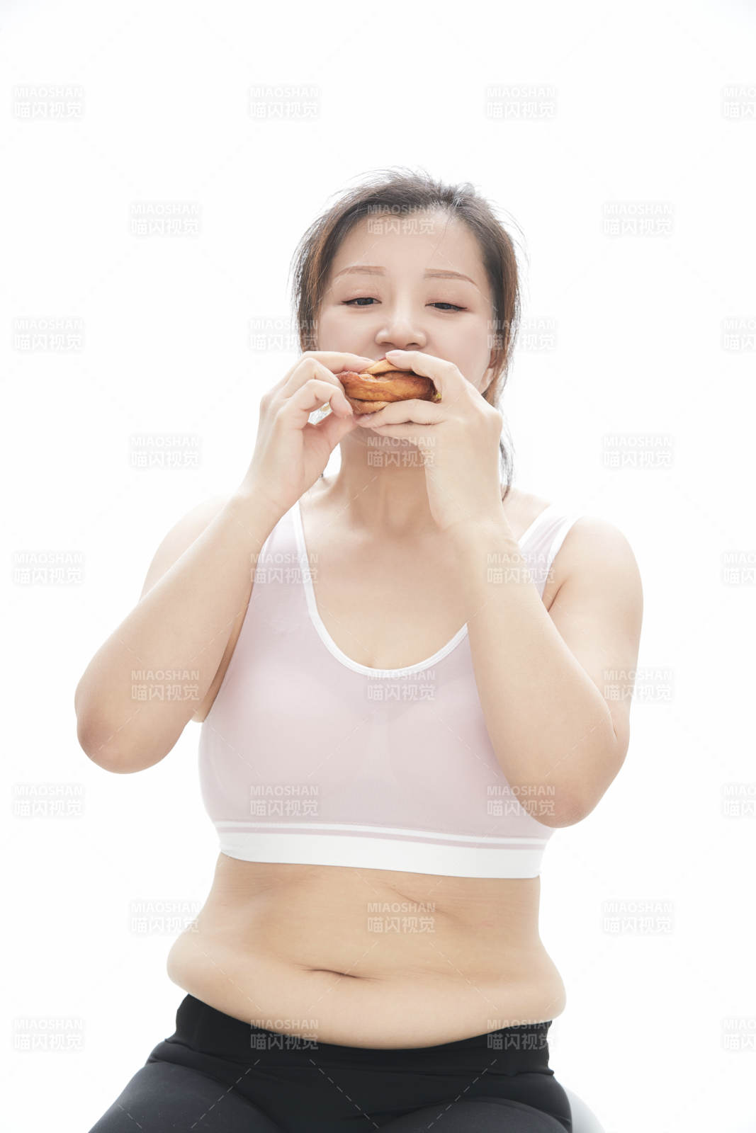 因暴饮暴食导致身材走样的亚洲女士图片