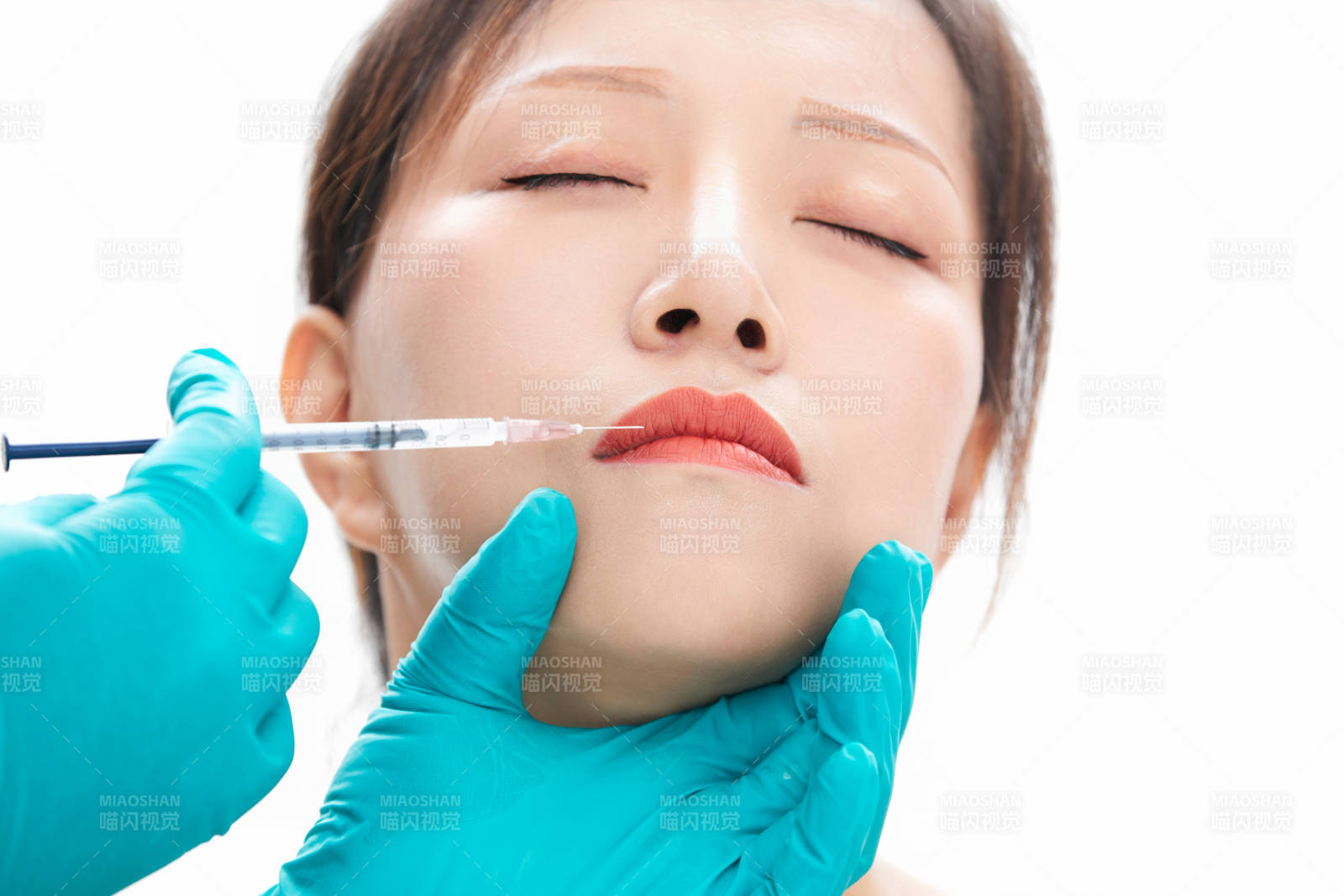 做面部注射整形的亚洲女士图片