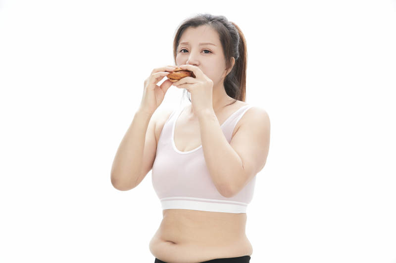 因暴饮暴食导致身材走样的亚洲女士图片