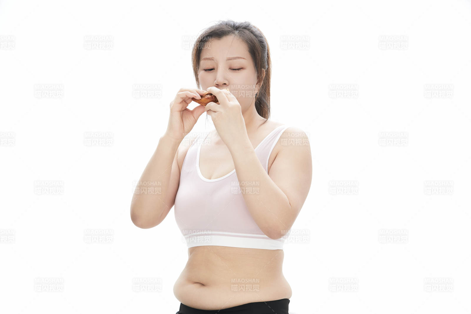 因暴饮暴食导致身材走样的亚洲女士图片