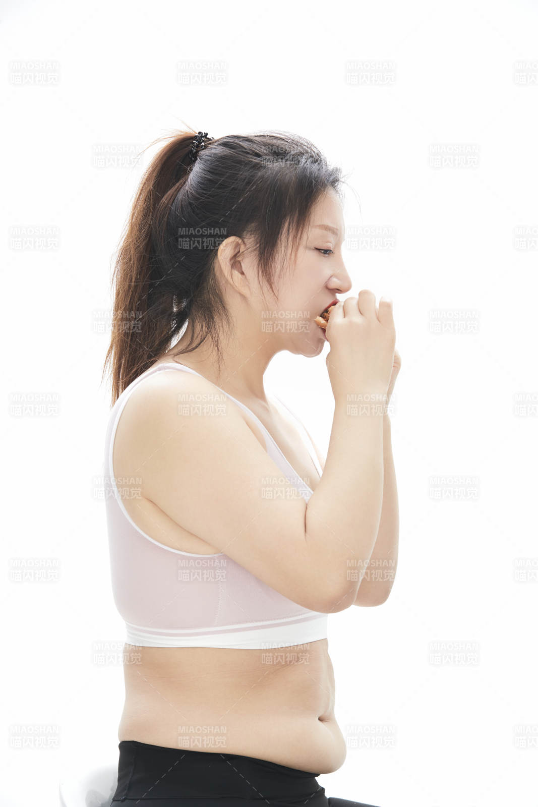 因暴饮暴食导致身材走样的亚洲女士图片