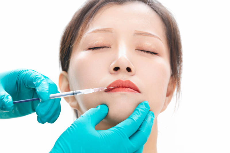 做面部注射整形的亚洲女士图片