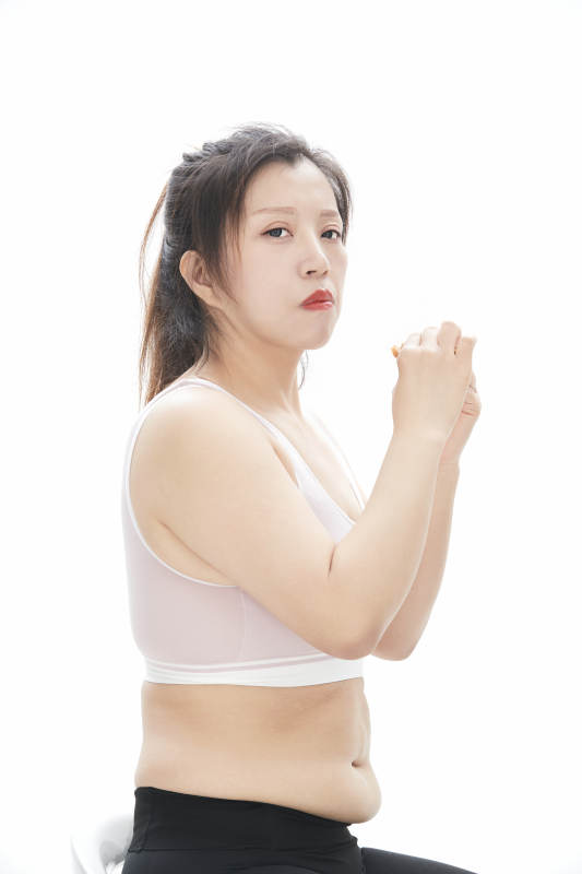因暴饮暴食导致身材走样的亚洲女士图片