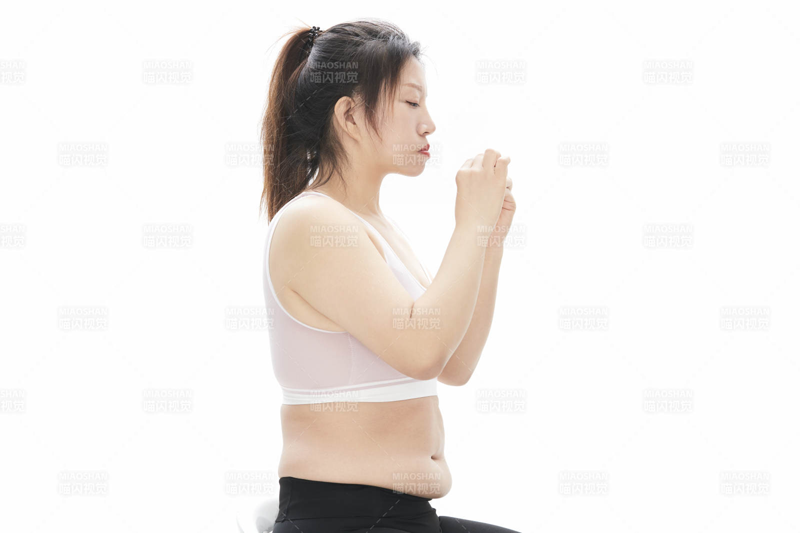 因暴饮暴食导致身材走样的亚洲女士图片