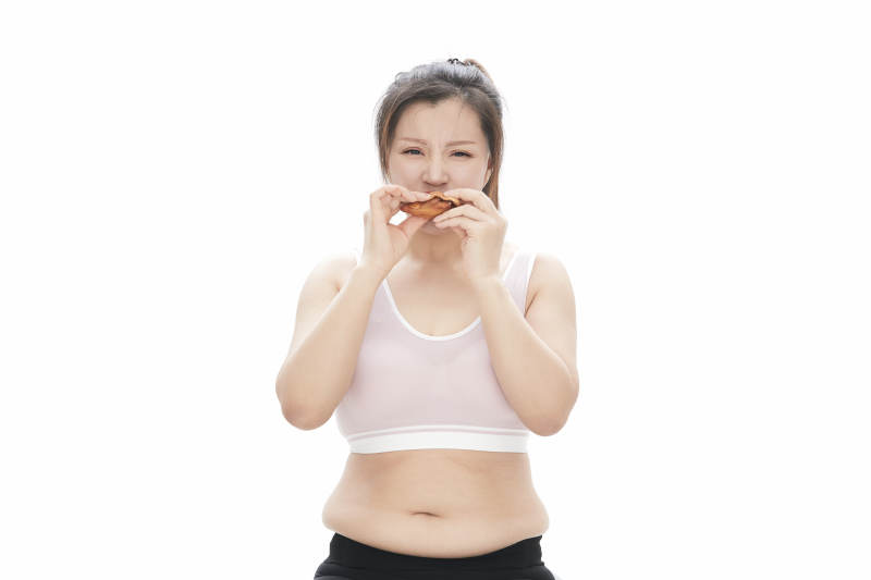 因暴饮暴食导致身材走样的亚洲女士图片