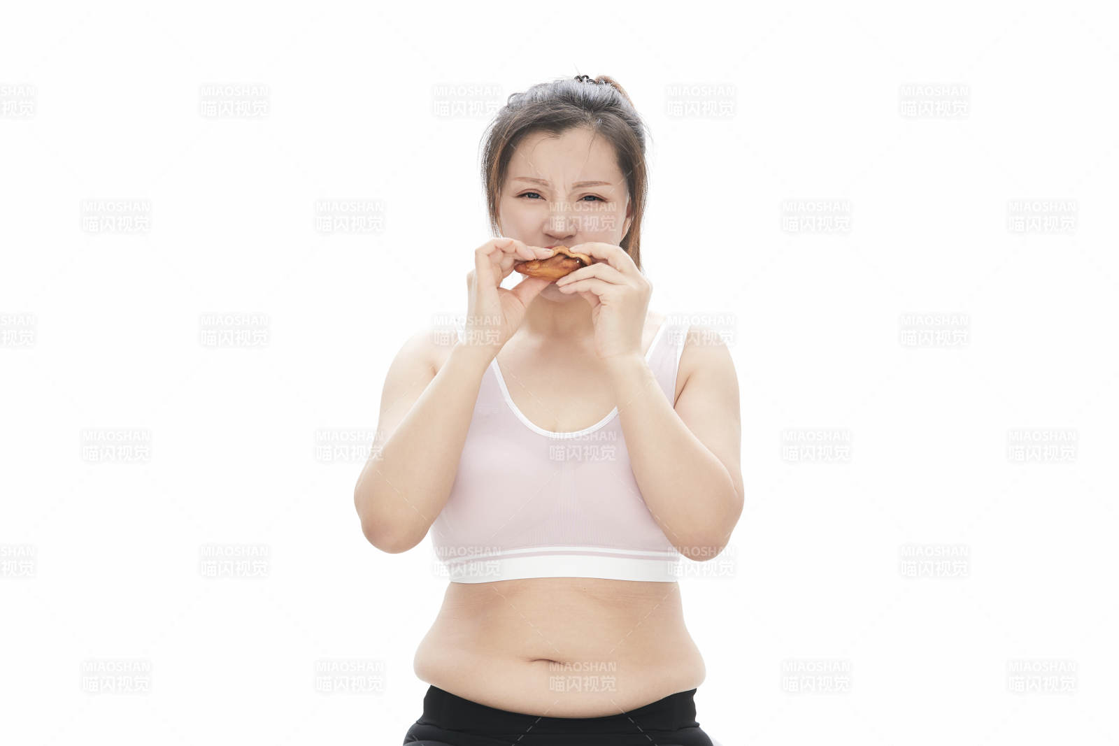 因暴饮暴食导致身材走样的亚洲女士图片