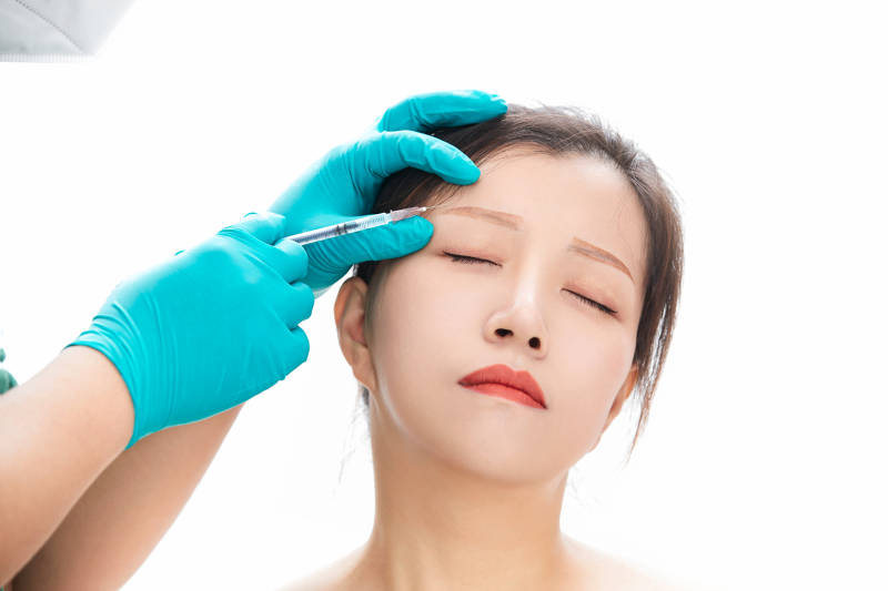 做面部注射整形的亚洲女士图片