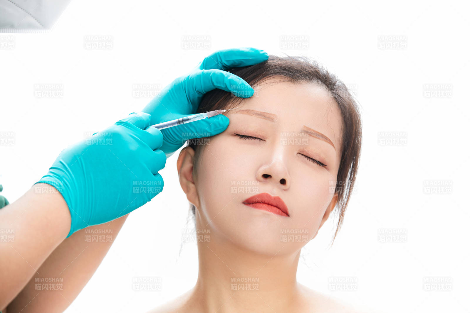 做面部注射整形的亚洲女士图片