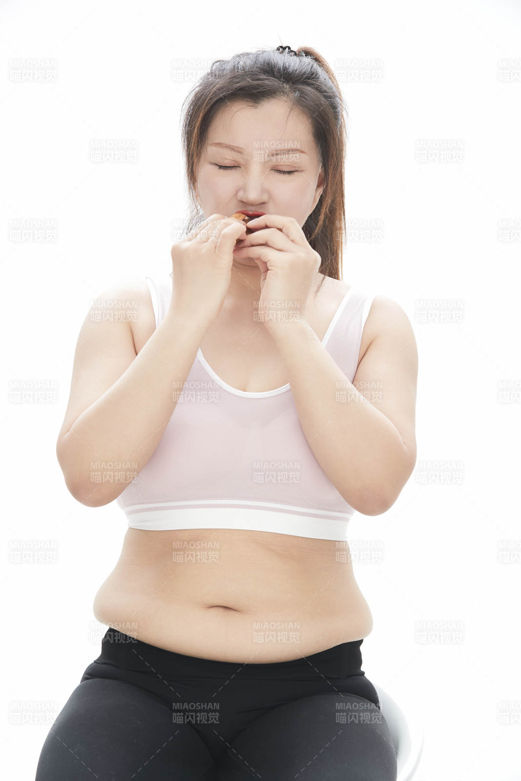 因暴饮暴食导致身材走样的亚洲女士图片