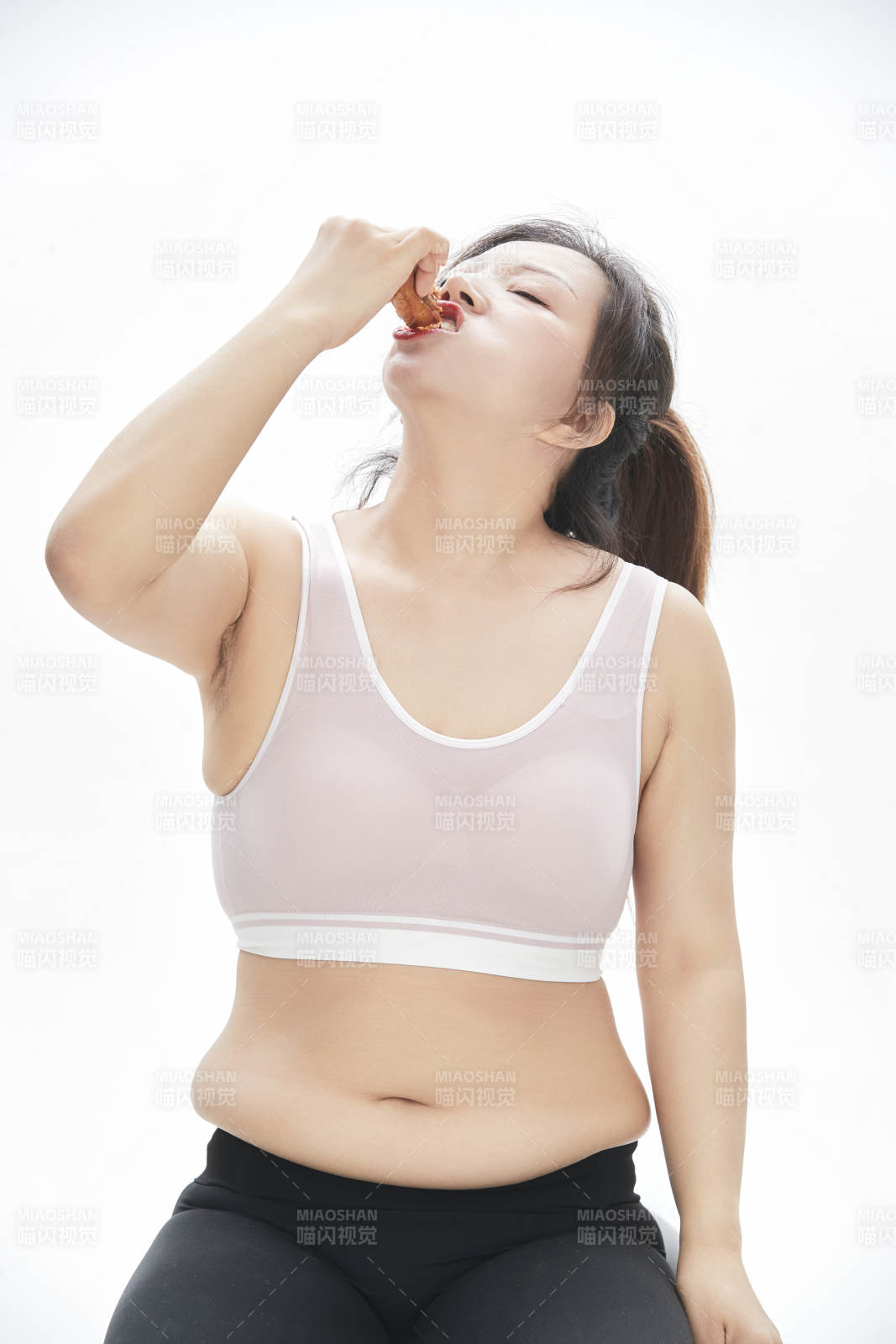 因暴饮暴食导致身材走样的亚洲女士图片