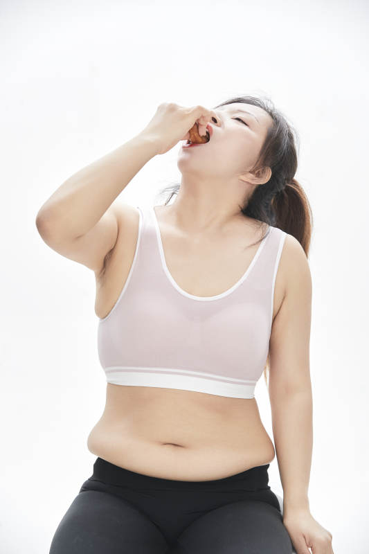 因暴饮暴食导致身材走样的亚洲女士图片
