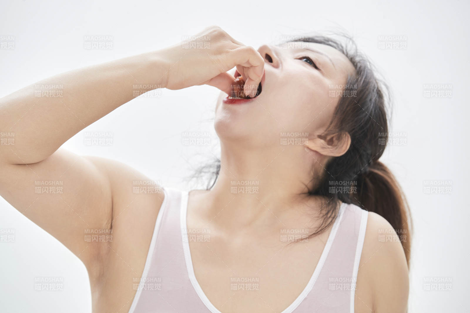 因暴饮暴食导致身材走样的亚洲女士图片