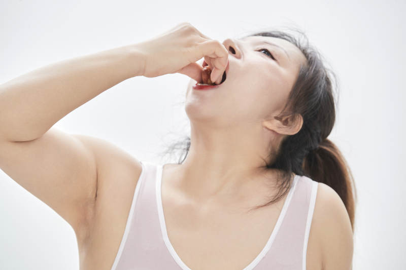 因暴饮暴食导致身材走样的亚洲女士图片