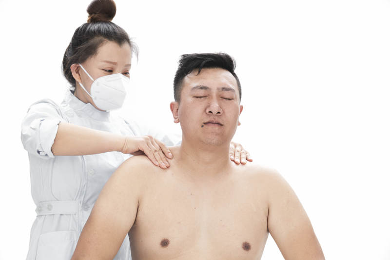 专业按摩师为男子进行身体按摩图片