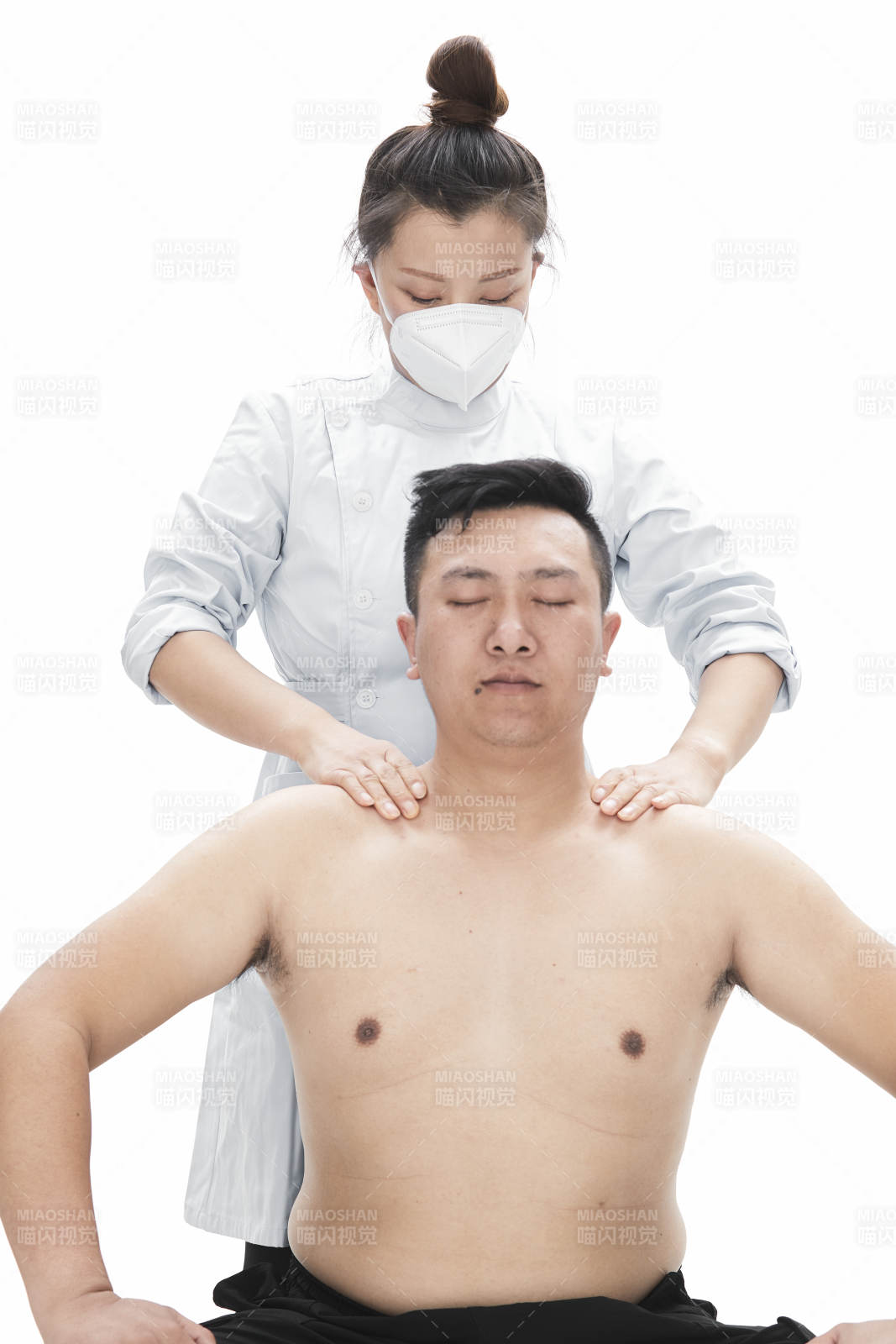 专业按摩师为男子进行身体按摩图片