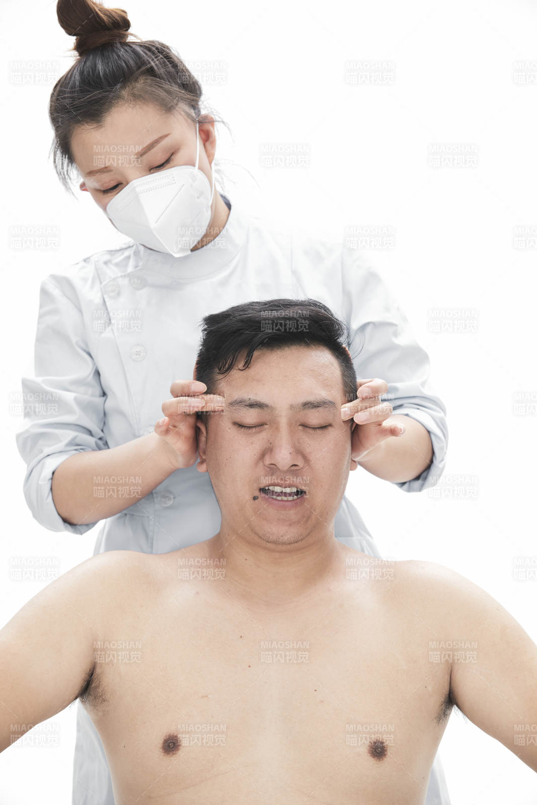 专业按摩师为男子进行身体按摩图片