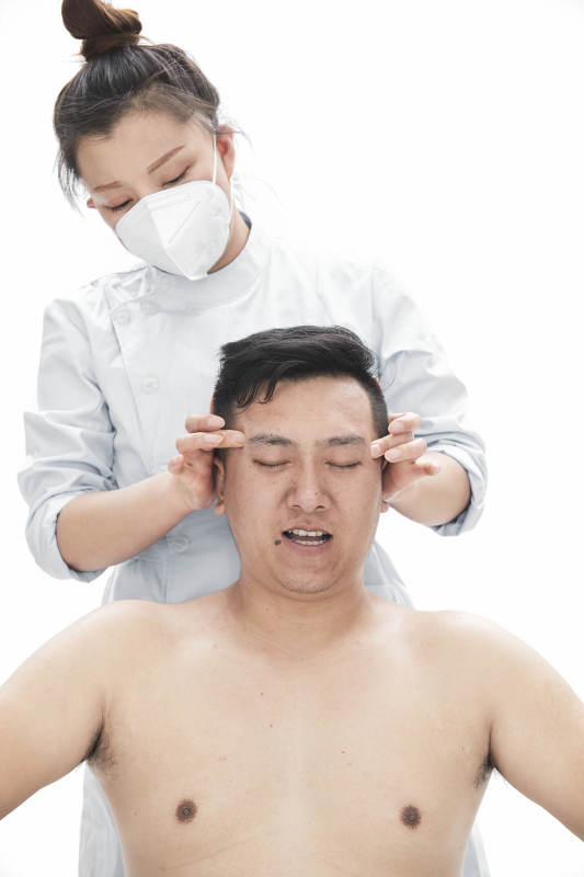 专业按摩师为男子进行身体按摩图片