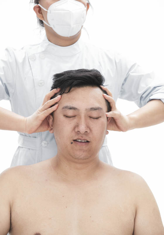 专业按摩师为男子进行身体按摩图片